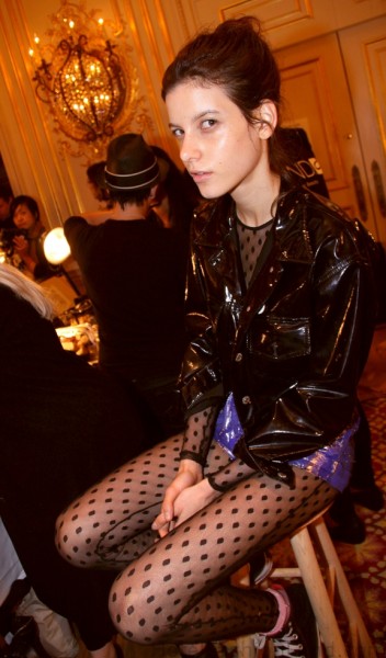 STUNNING MODEL BACKSTAGE