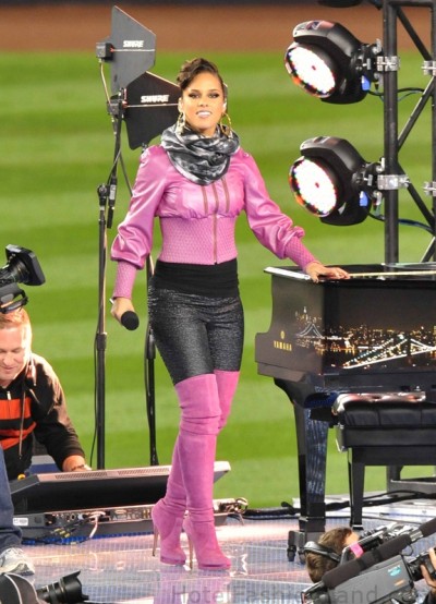Alicia Keys permforming