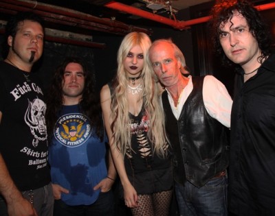 taylior-momsen-and-don-hill-and-her-bandmatesweb