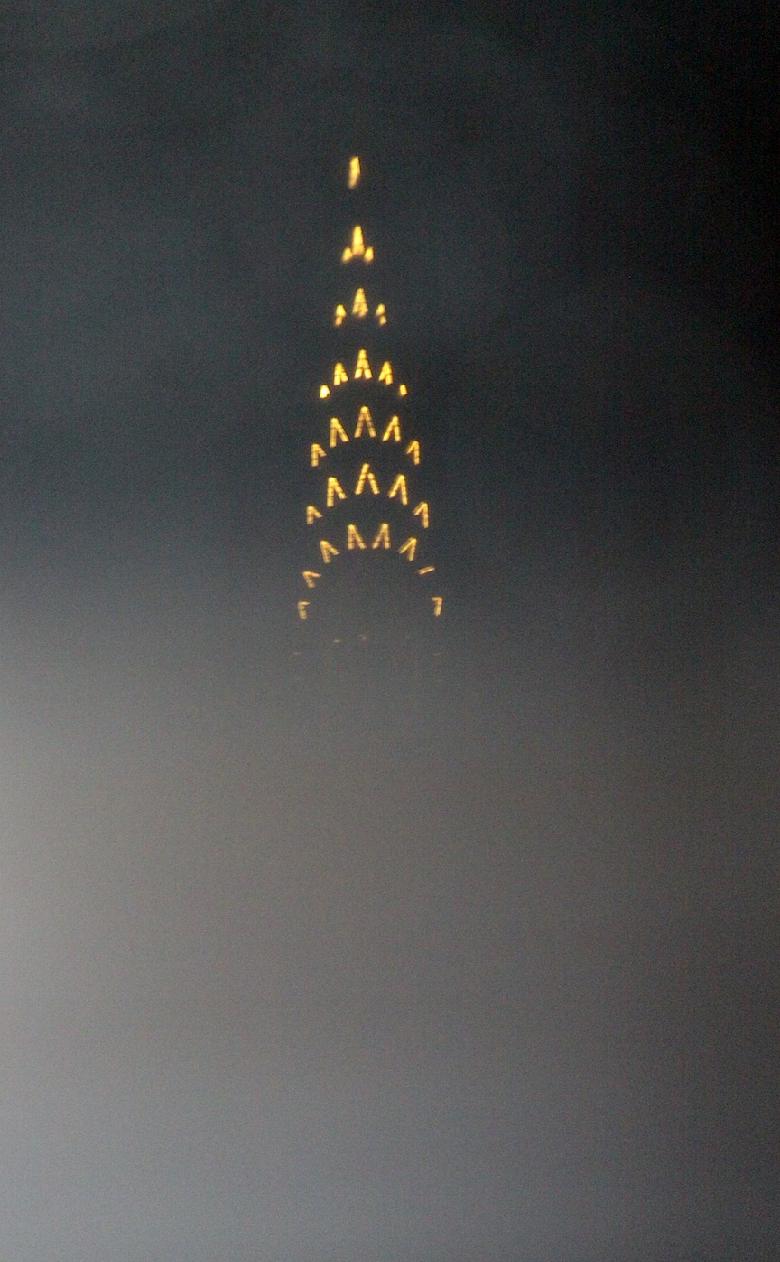 chrysler_bld_in_the_fog
